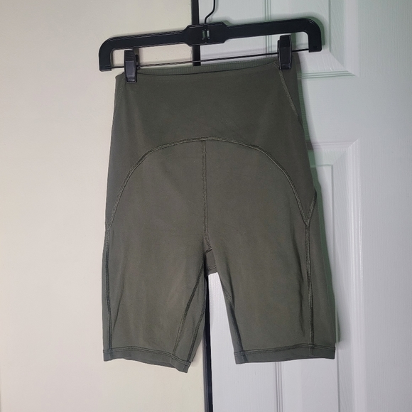 Lululemon Blissful Bend Super High-Rise Short 8" in Army Green Size 4 - Picture 6 of 11